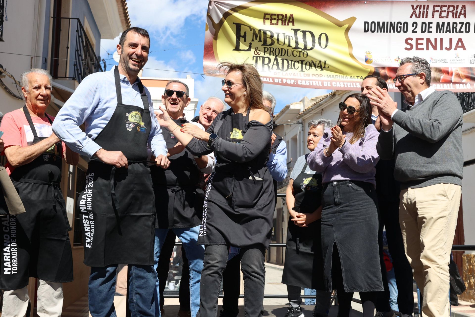 Imagen principal - Gran éxito de la Feria del Embutido de la Vall de Pop celebrada en Senija