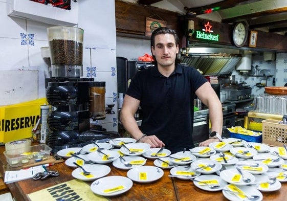 Rafa Simó, que protagoniza el videoclip 'Venenosa', detrás de la barra del restaurante Palau 11 de Valencia.