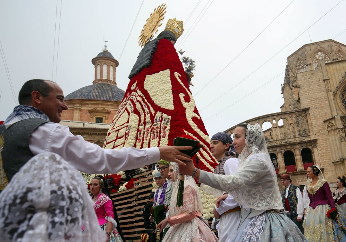 La Ofrenda a la Virgen de los Desamparados de las Fallas de 2024.