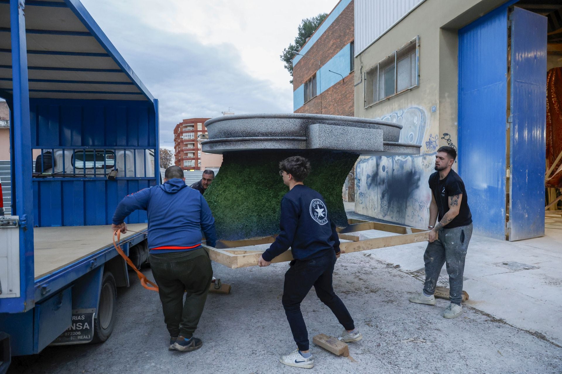 La plantà de las Fallas en Paiporta y Catarroja