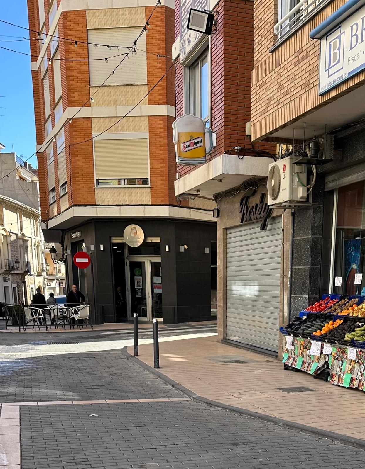 El bar que regentaban los detenidos, cerrado tras la operación de la Guardia Civil.