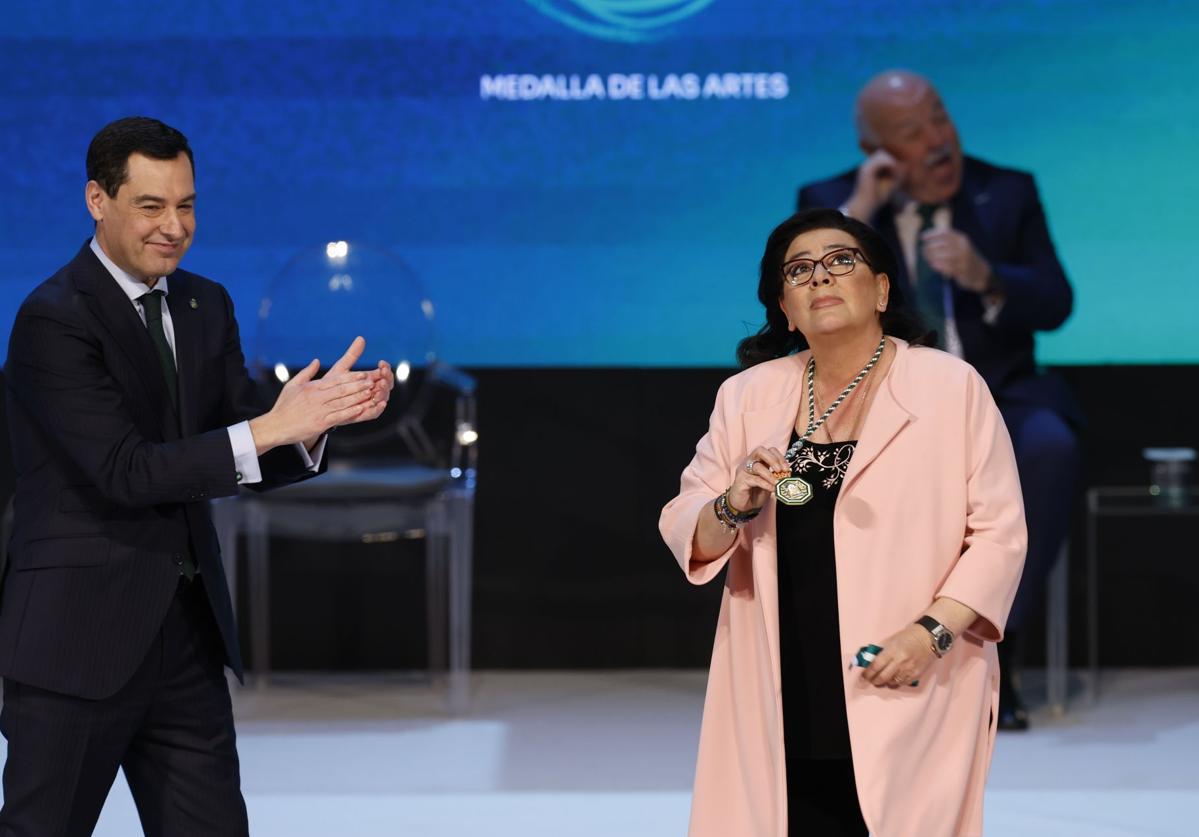 María del Monte recibe la Medalla de Andalucía.