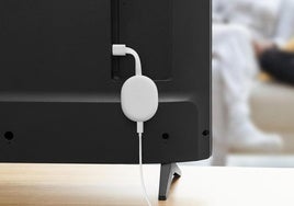 Fotografía cedida por Google donde se muestra un televisor conectado a un Chromecast.