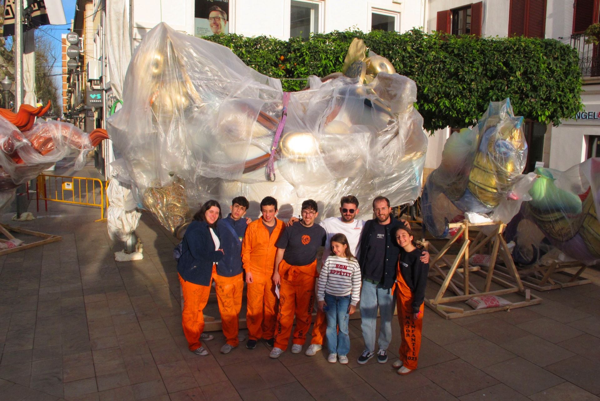 Falleros del distrito Centro junto a unos ninots todavía envueltos en plástico.