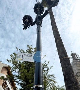 Una de las banderolas colocada en una farola de Benissa.