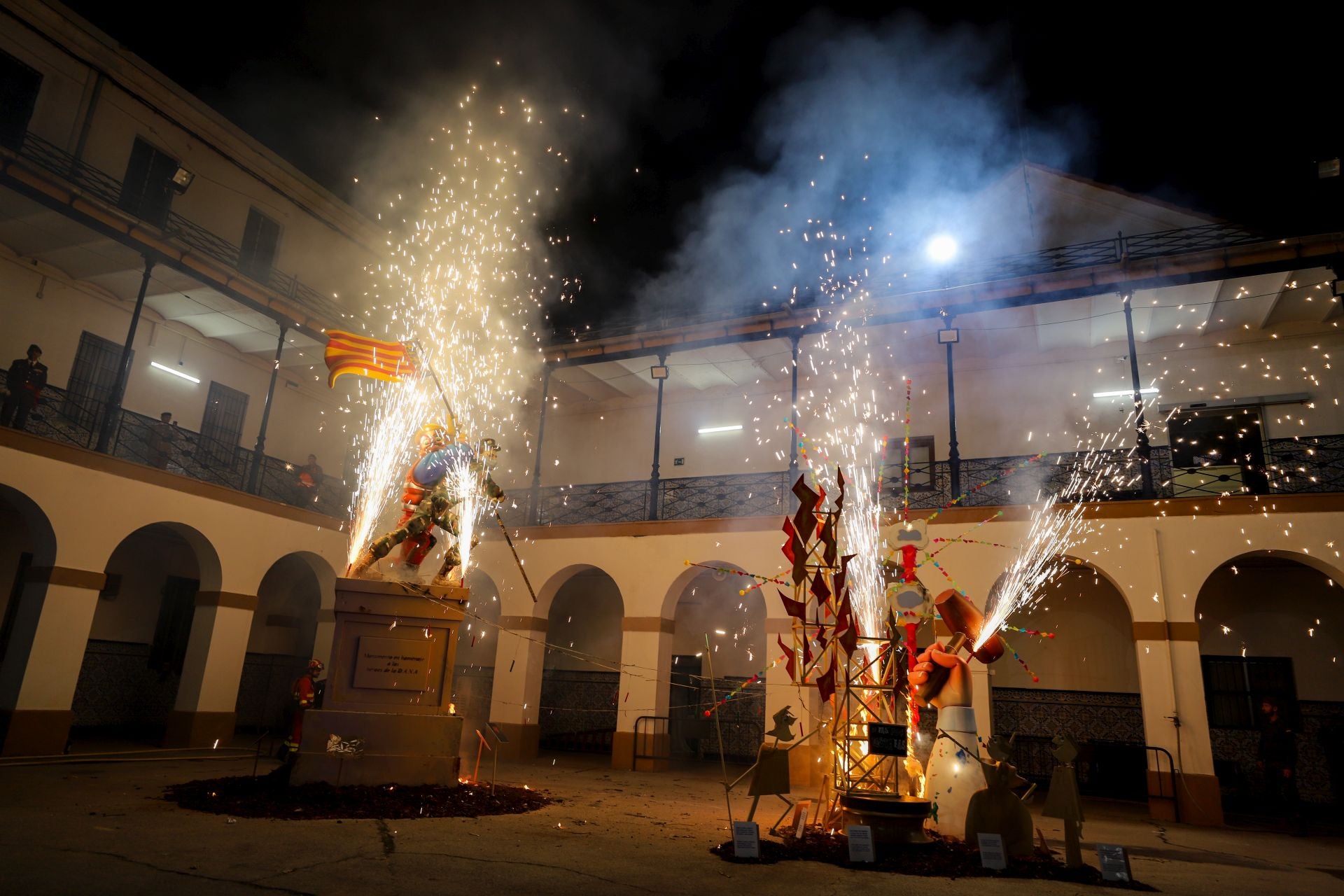 FOTOS | La falla de las Fuerzas Armadas y la Guardia Civil homenajea al pueblo valenciano