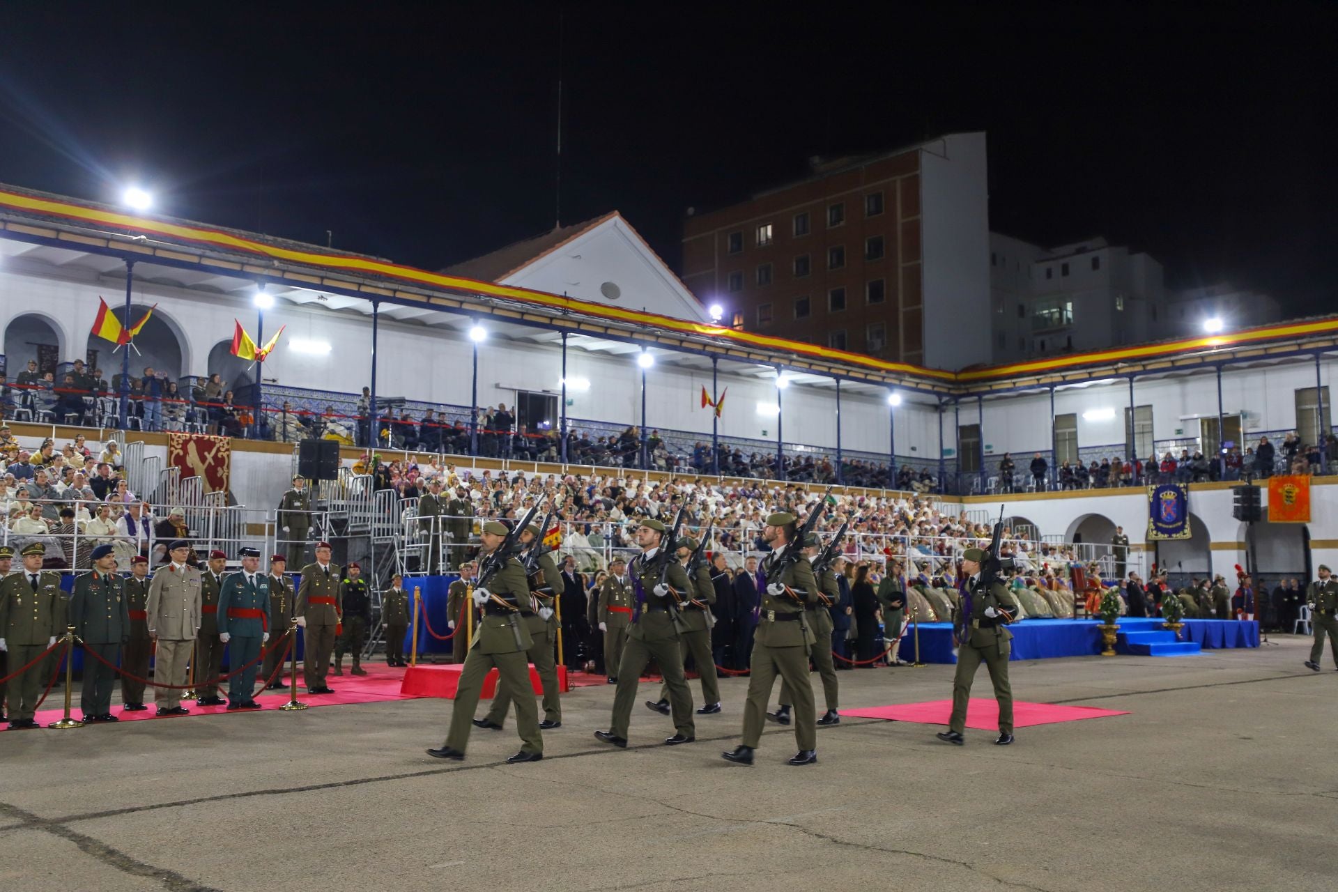 FOTOS | La falla de las Fuerzas Armadas y la Guardia Civil homenajea al pueblo valenciano