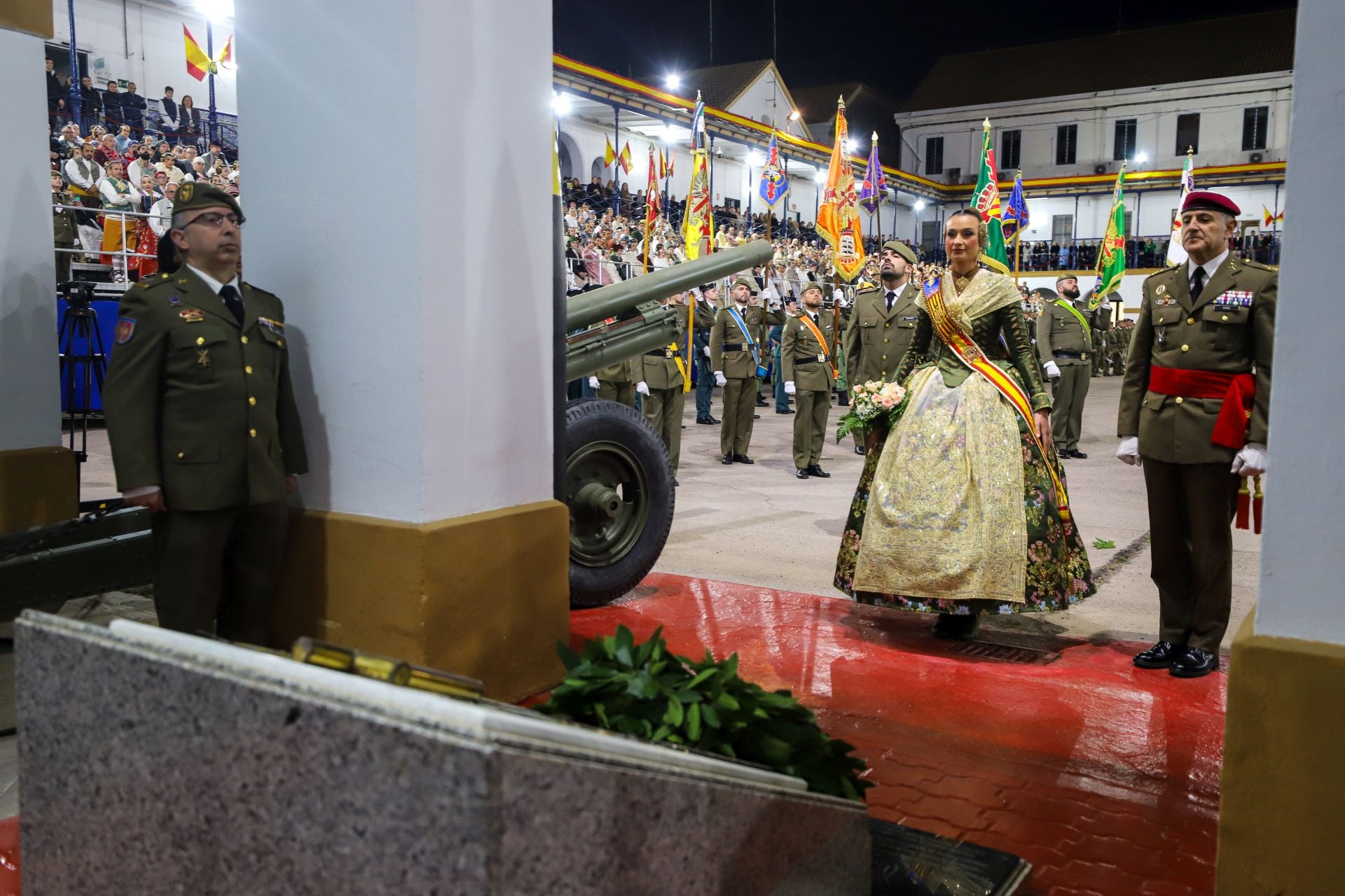 FOTOS | La falla de las Fuerzas Armadas y la Guardia Civil homenajea al pueblo valenciano