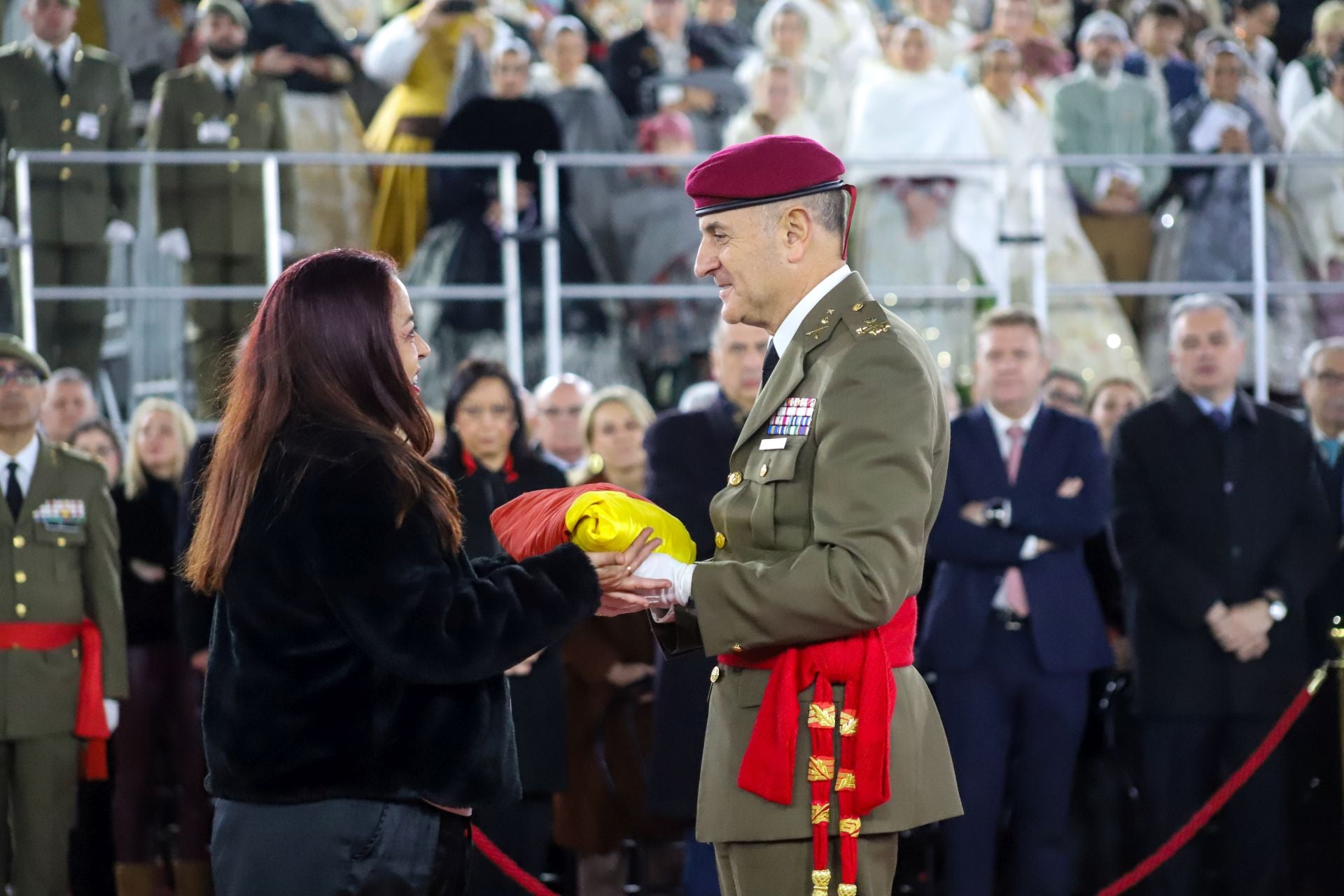 FOTOS | La falla de las Fuerzas Armadas y la Guardia Civil homenajea al pueblo valenciano
