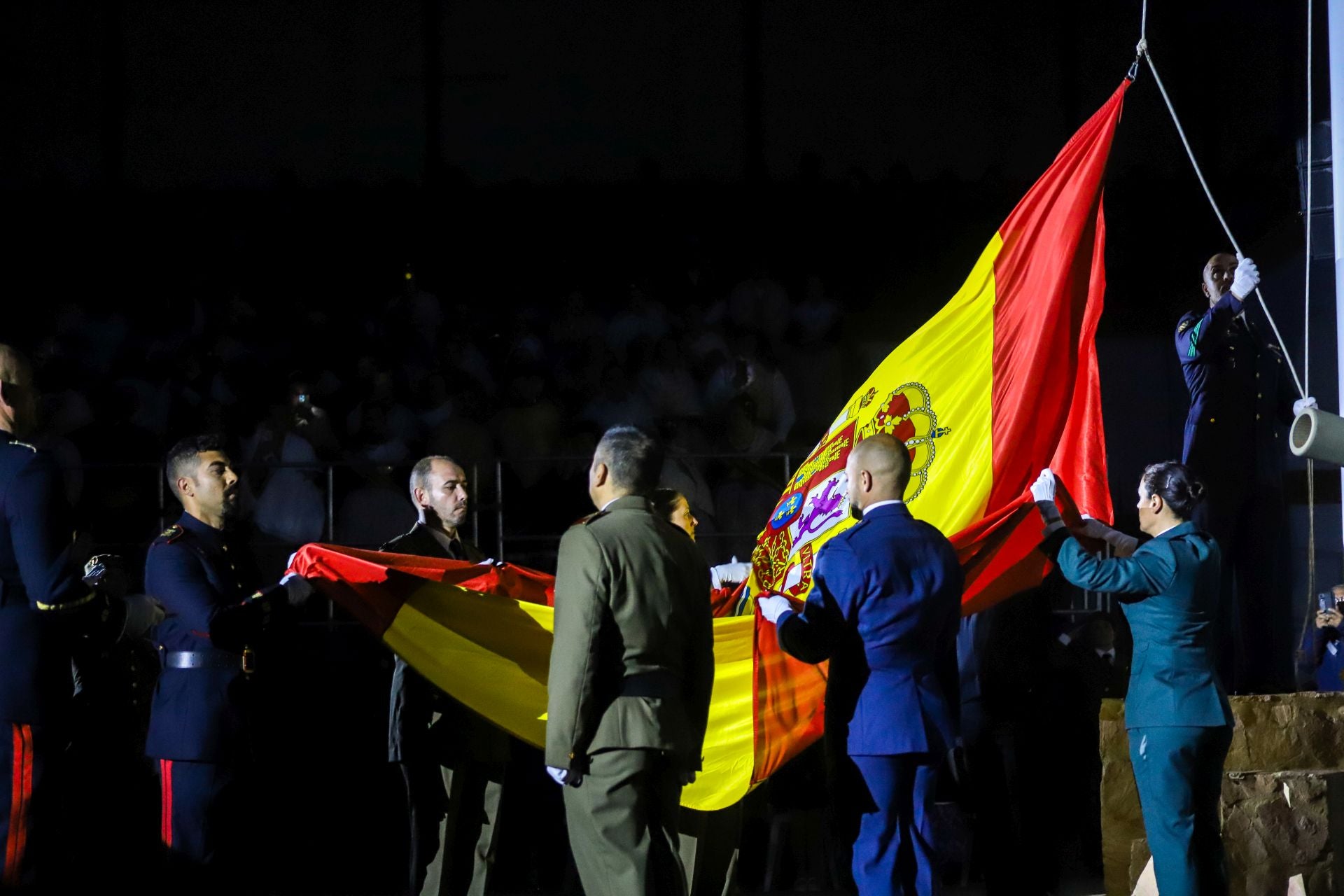 FOTOS | La falla de las Fuerzas Armadas y la Guardia Civil homenajea al pueblo valenciano