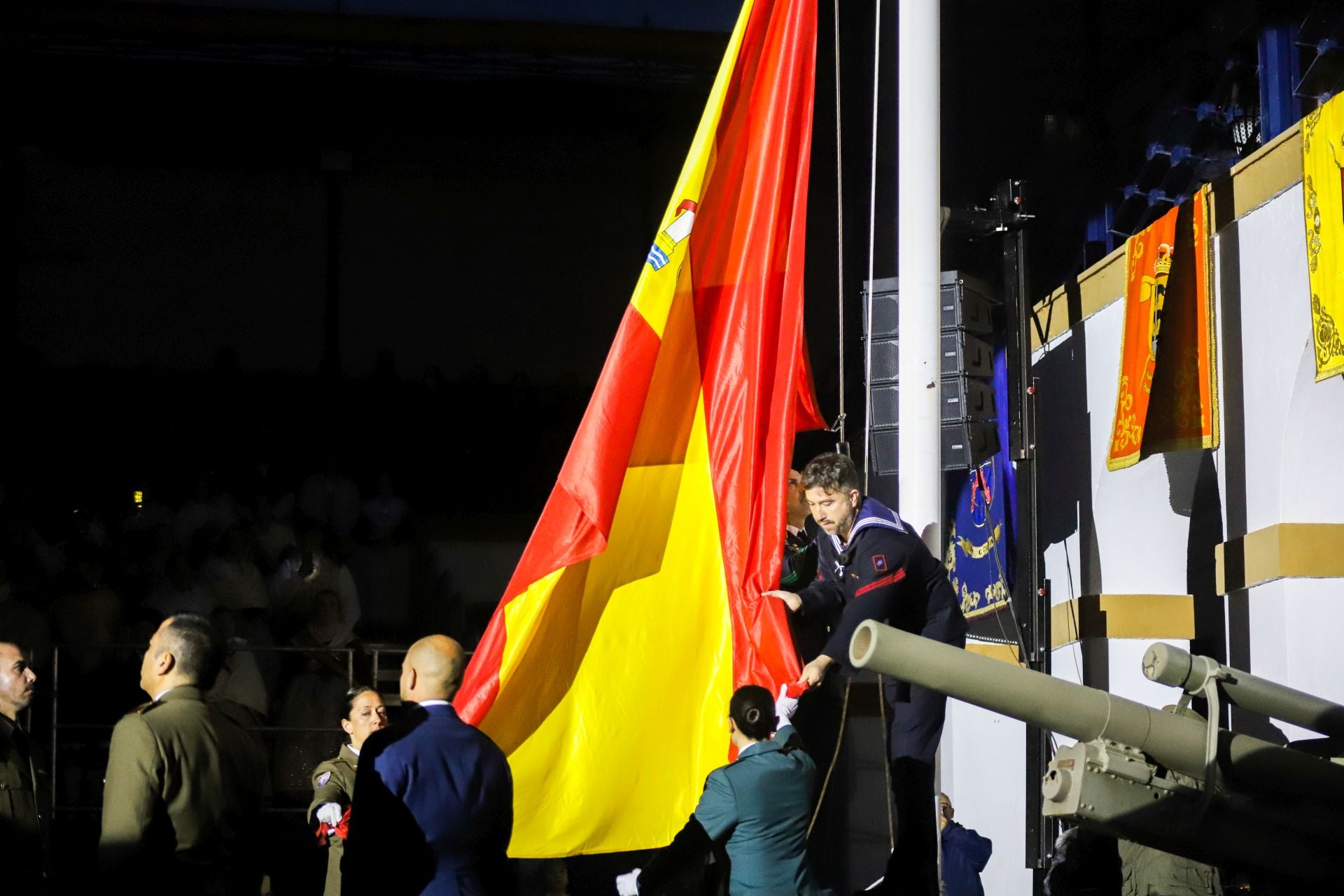 FOTOS | La falla de las Fuerzas Armadas y la Guardia Civil homenajea al pueblo valenciano