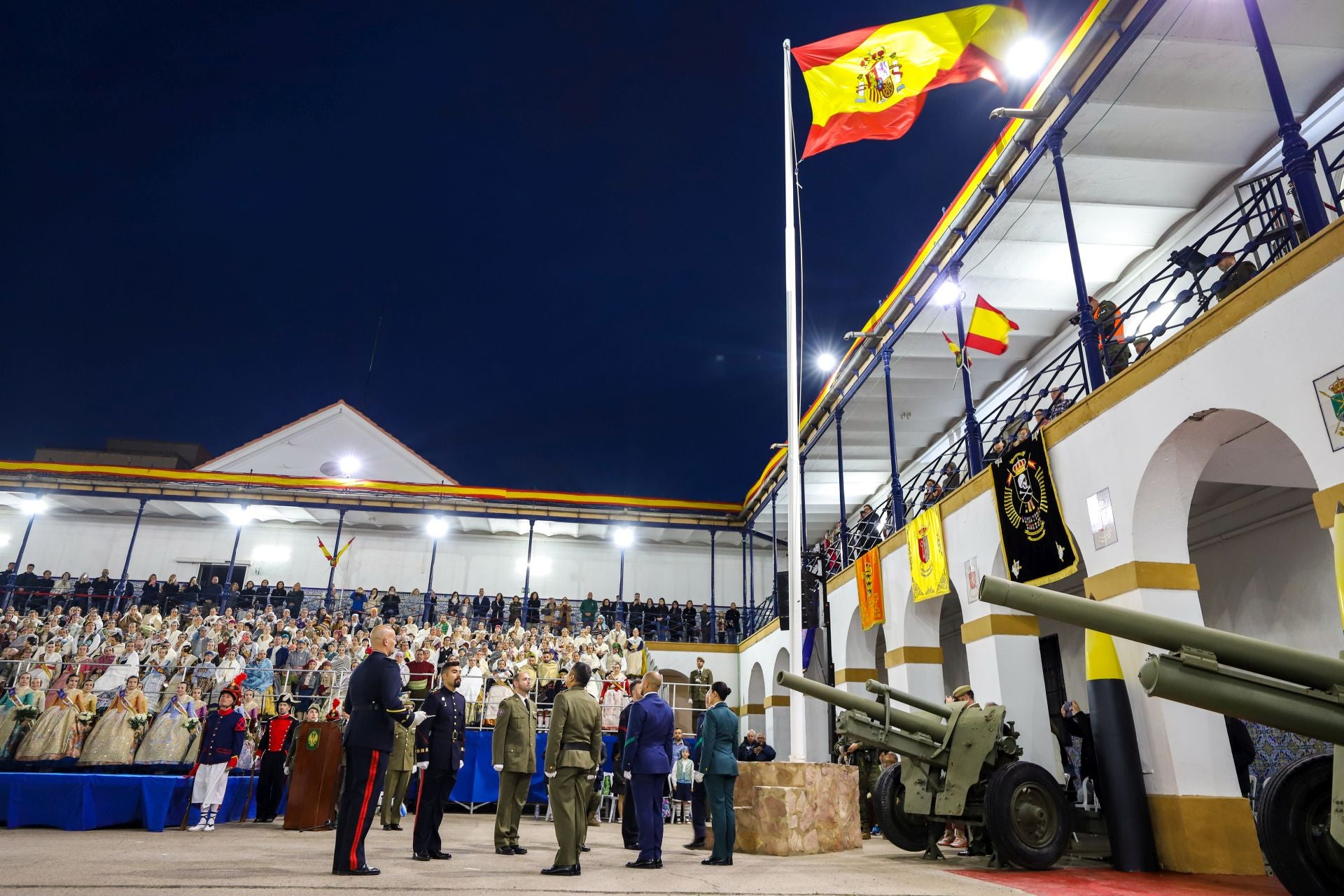 FOTOS | La falla de las Fuerzas Armadas y la Guardia Civil homenajea al pueblo valenciano