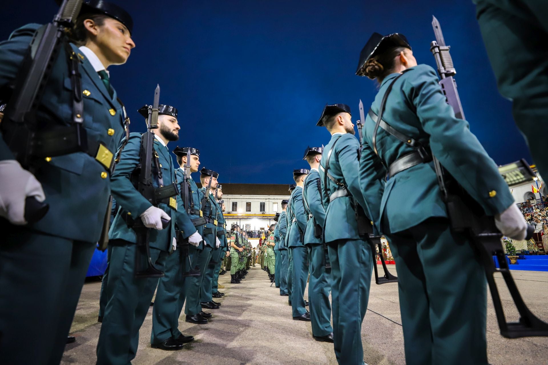 FOTOS | La falla de las Fuerzas Armadas y la Guardia Civil homenajea al pueblo valenciano