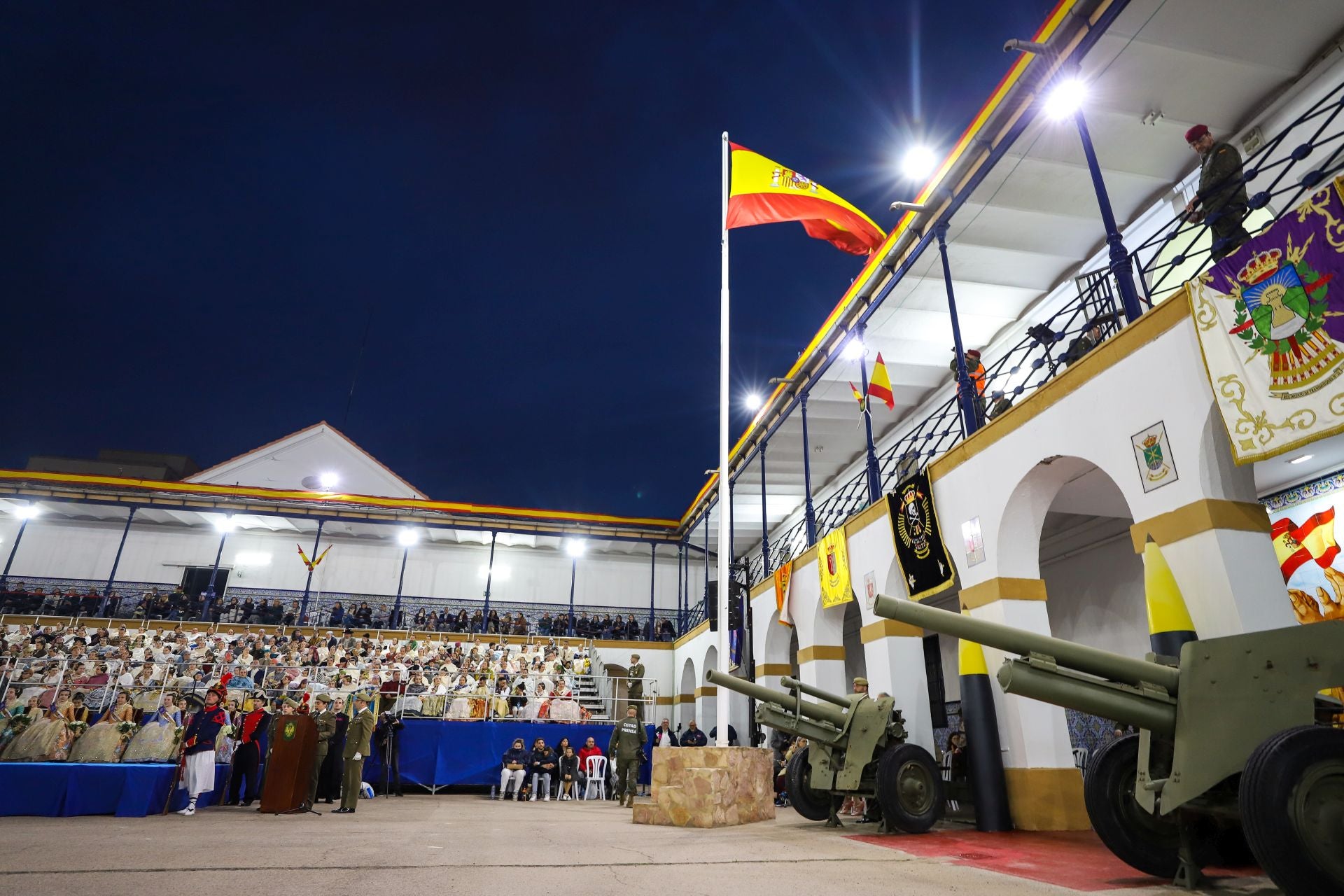 FOTOS | La falla de las Fuerzas Armadas y la Guardia Civil homenajea al pueblo valenciano