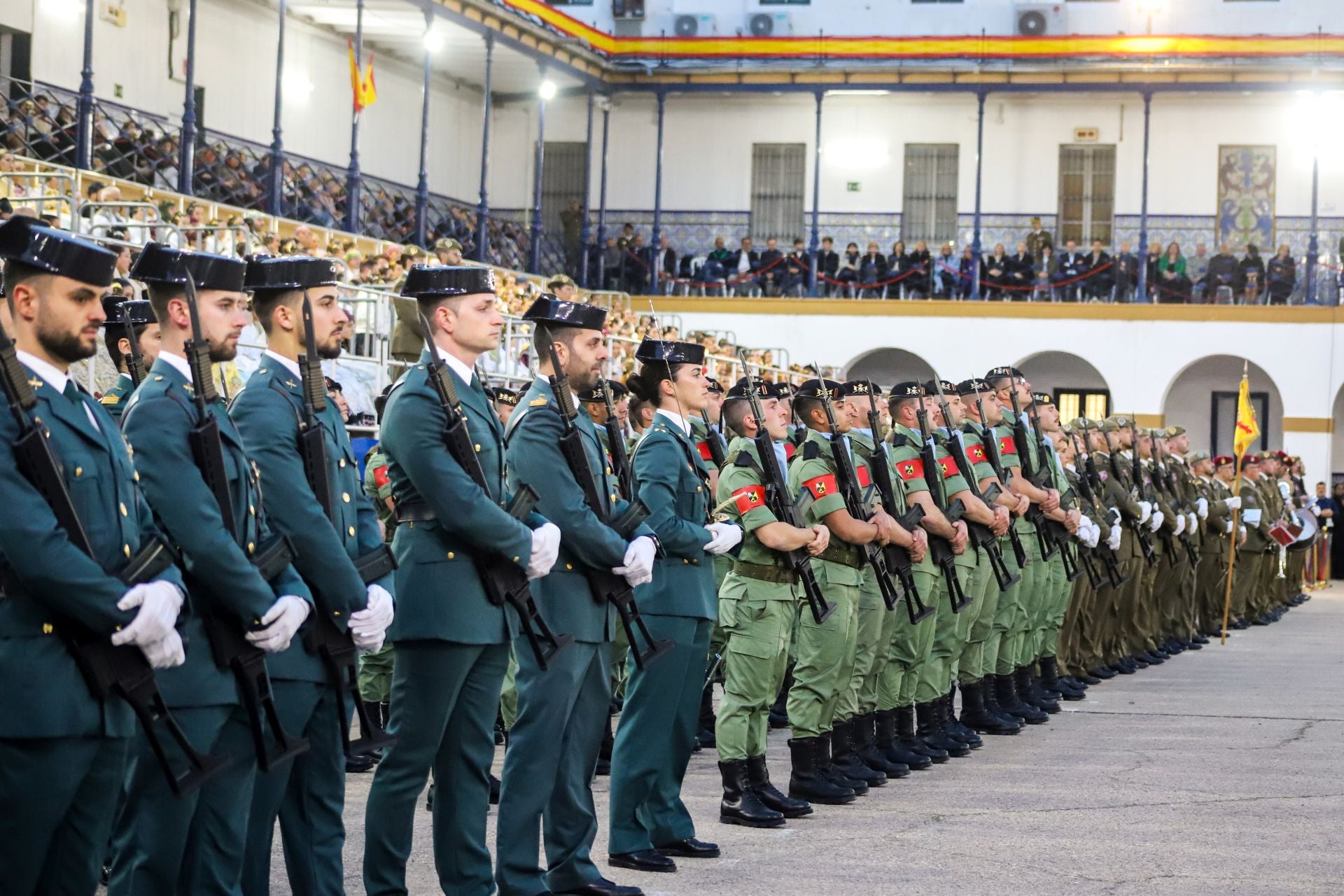 FOTOS | La falla de las Fuerzas Armadas y la Guardia Civil homenajea al pueblo valenciano