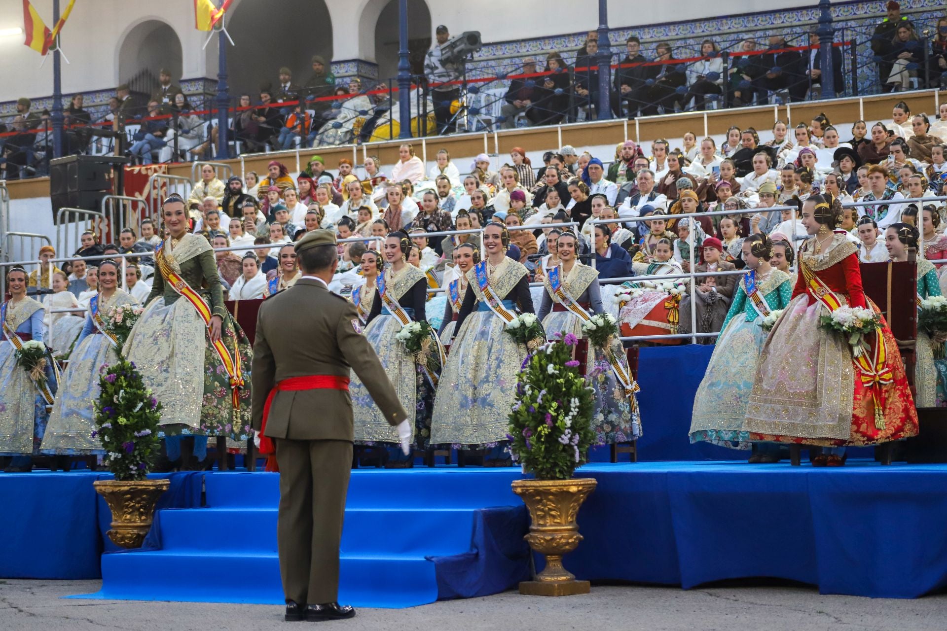 FOTOS | La falla de las Fuerzas Armadas y la Guardia Civil homenajea al pueblo valenciano