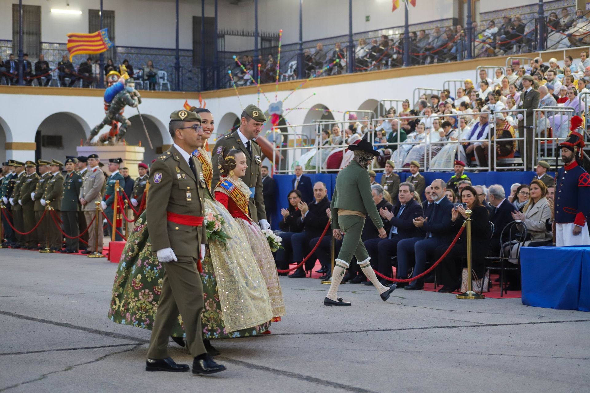 FOTOS | La falla de las Fuerzas Armadas y la Guardia Civil homenajea al pueblo valenciano
