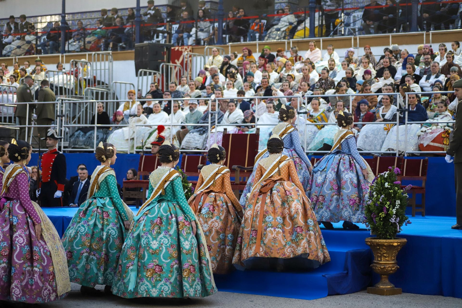 FOTOS | La falla de las Fuerzas Armadas y la Guardia Civil homenajea al pueblo valenciano