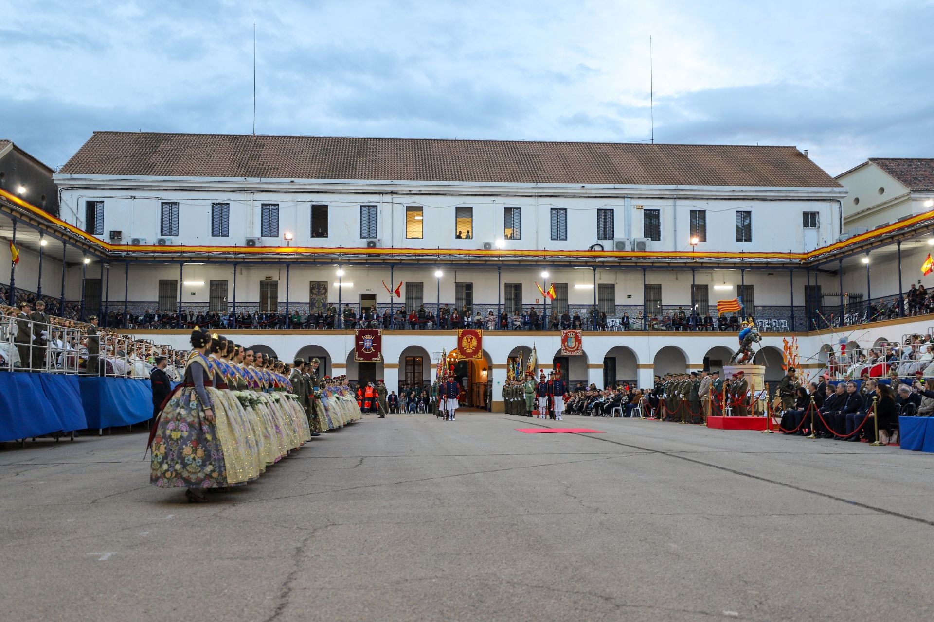 FOTOS | La falla de las Fuerzas Armadas y la Guardia Civil homenajea al pueblo valenciano