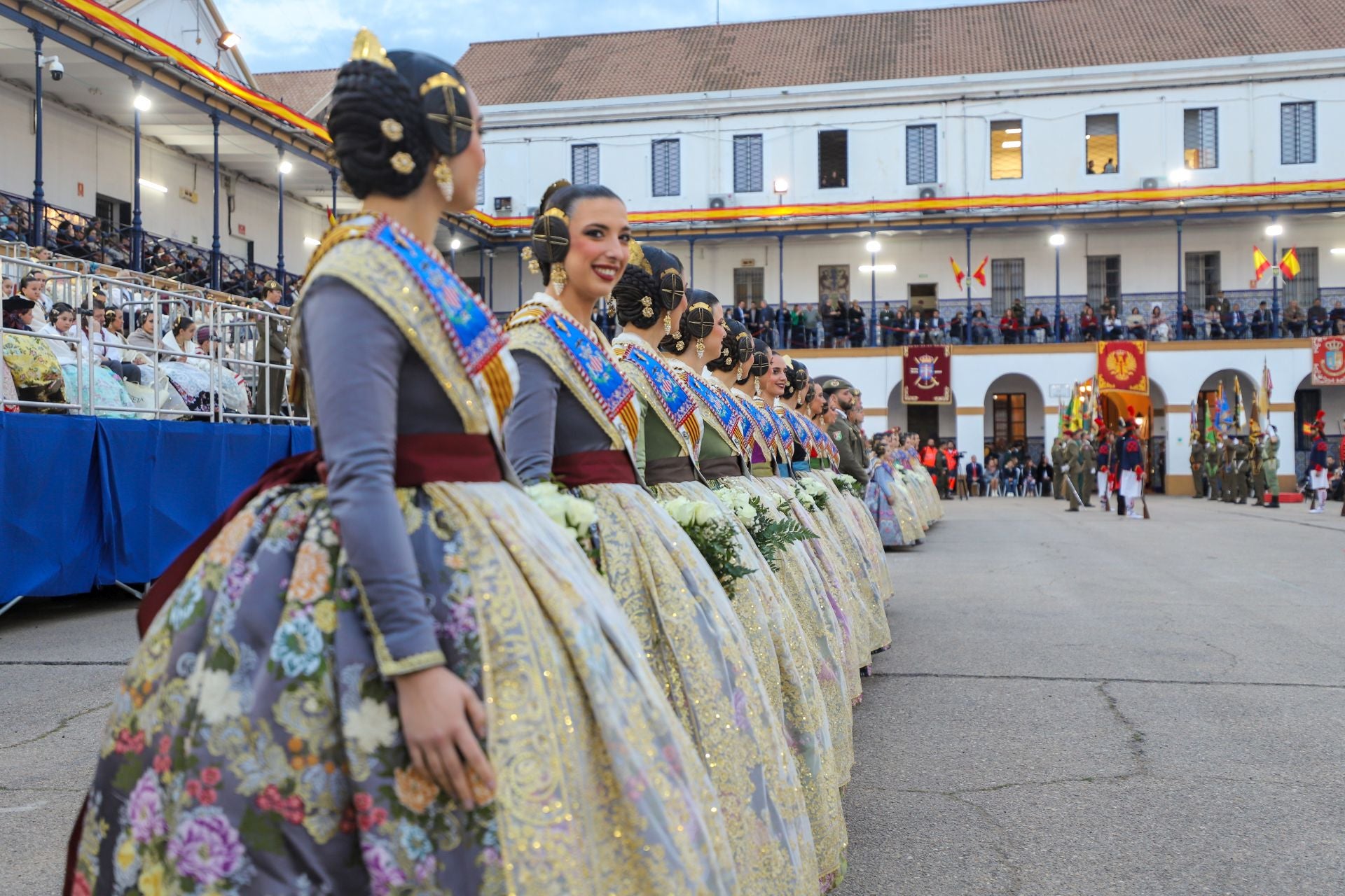 FOTOS | La falla de las Fuerzas Armadas y la Guardia Civil homenajea al pueblo valenciano