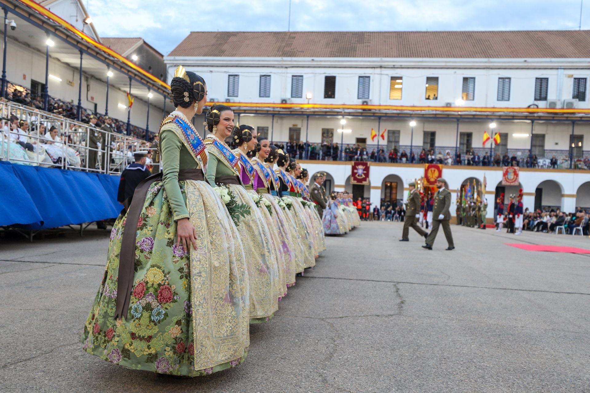 FOTOS | La falla de las Fuerzas Armadas y la Guardia Civil homenajea al pueblo valenciano