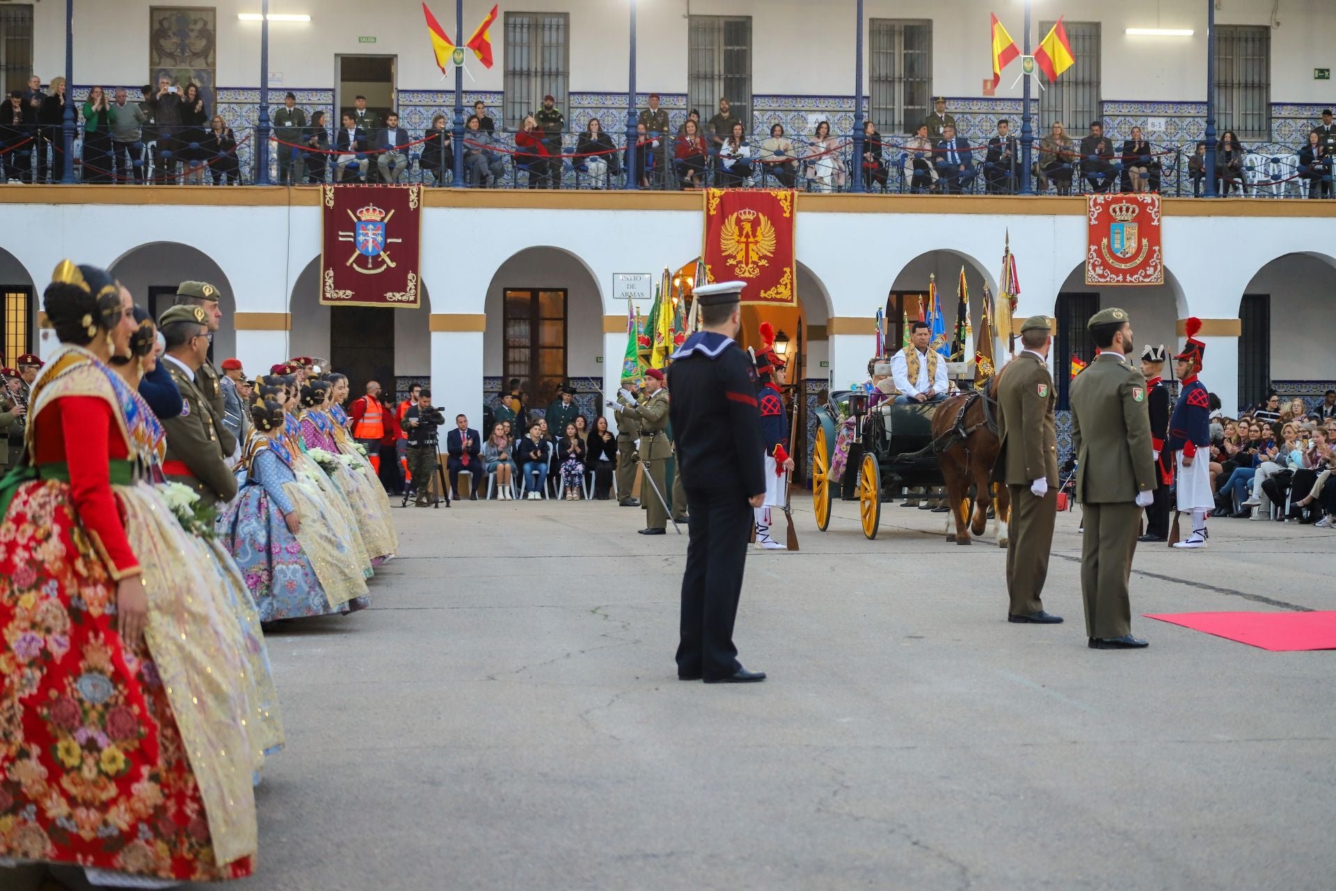 FOTOS | La falla de las Fuerzas Armadas y la Guardia Civil homenajea al pueblo valenciano
