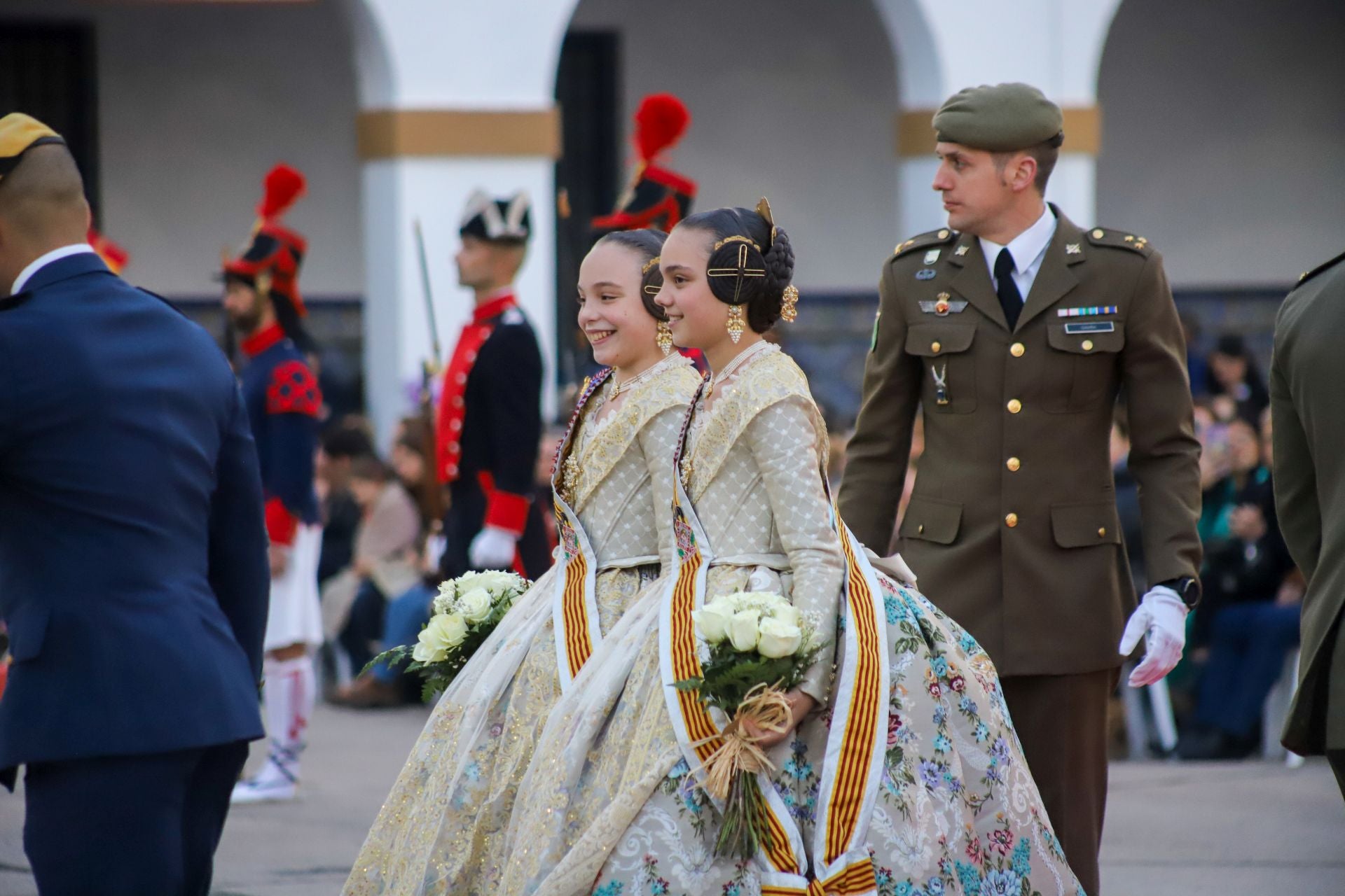 FOTOS | La falla de las Fuerzas Armadas y la Guardia Civil homenajea al pueblo valenciano