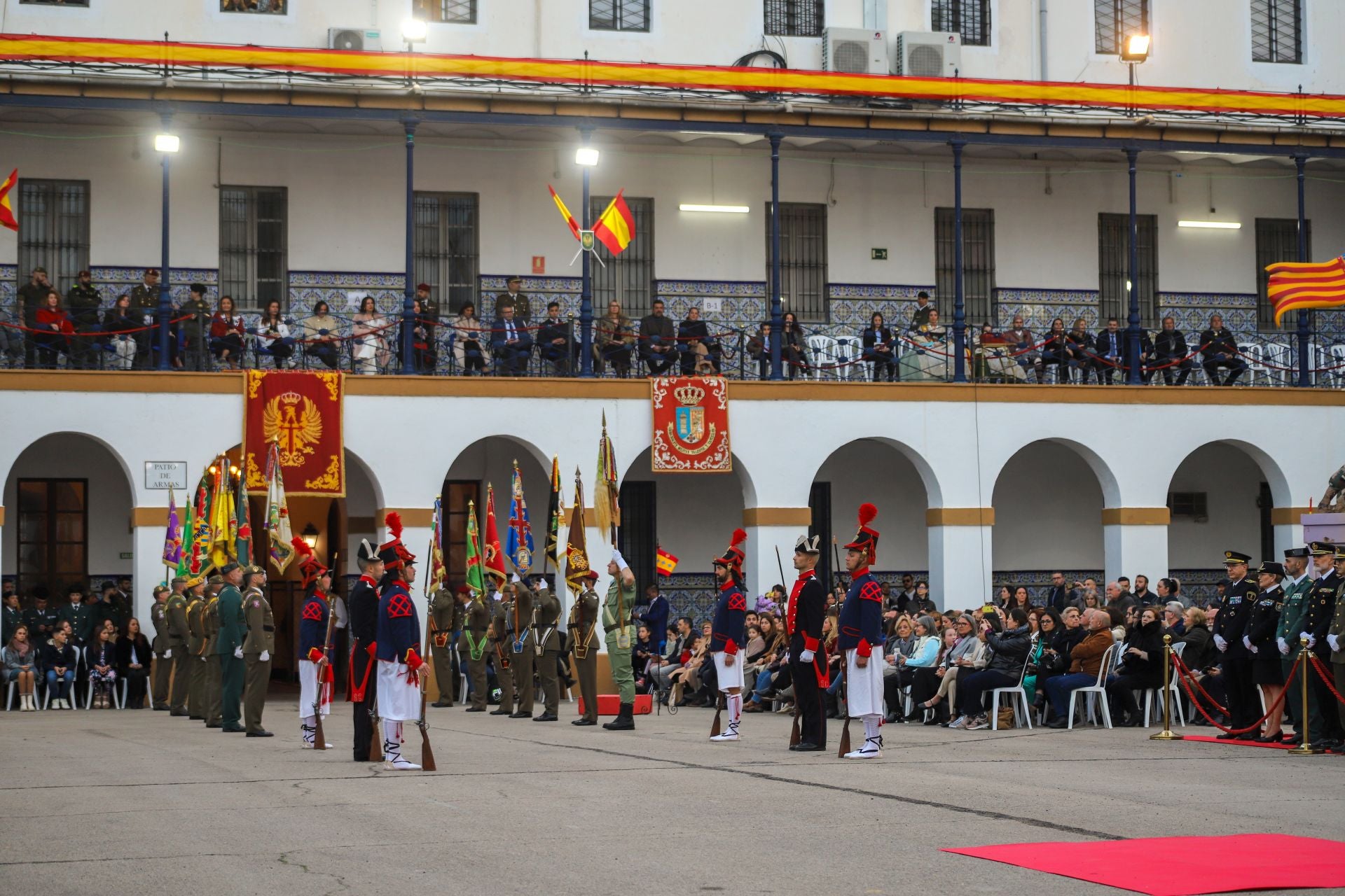 FOTOS | La falla de las Fuerzas Armadas y la Guardia Civil homenajea al pueblo valenciano