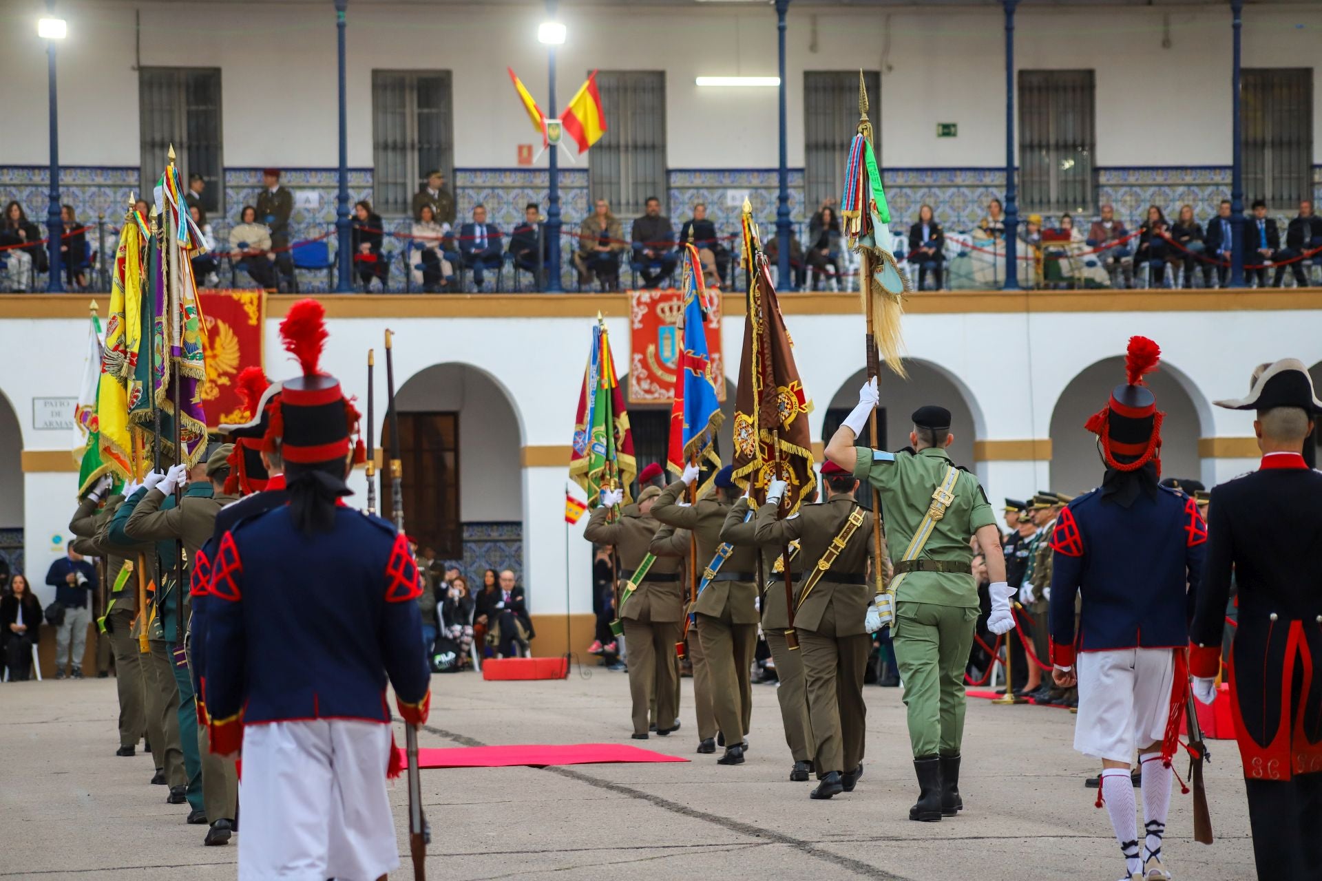 FOTOS | La falla de las Fuerzas Armadas y la Guardia Civil homenajea al pueblo valenciano