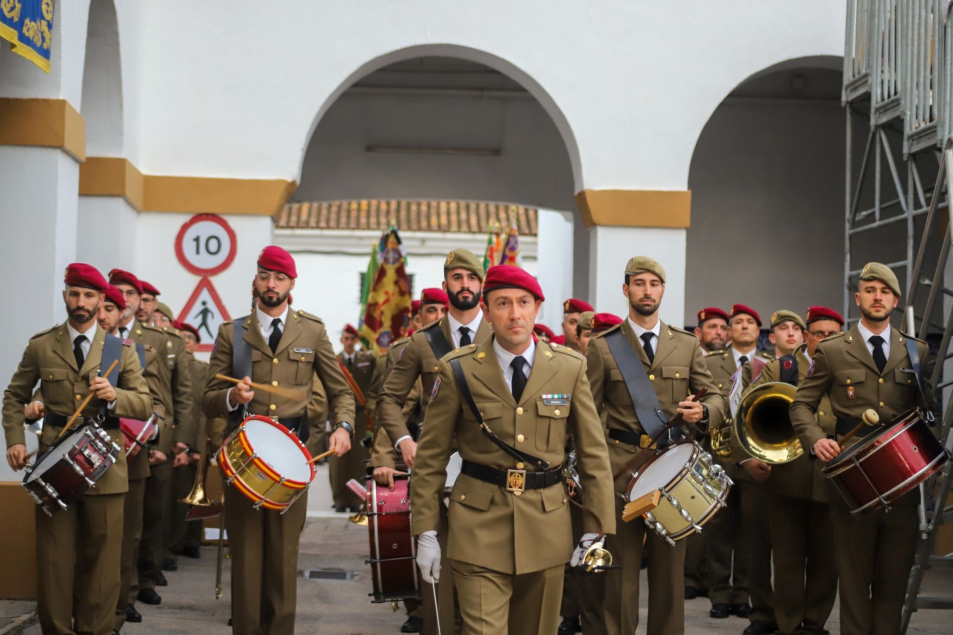 FOTOS | La falla de las Fuerzas Armadas y la Guardia Civil homenajea al pueblo valenciano