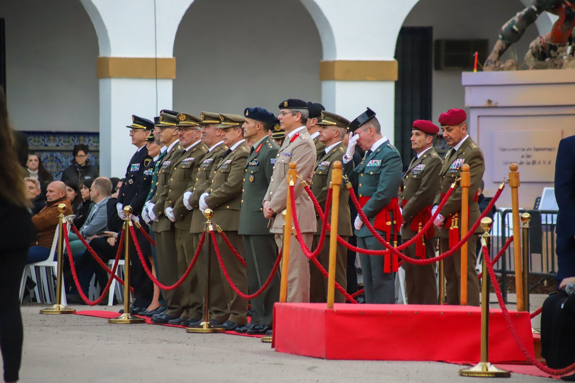 FOTOS | La falla de las Fuerzas Armadas y la Guardia Civil homenajea al pueblo valenciano