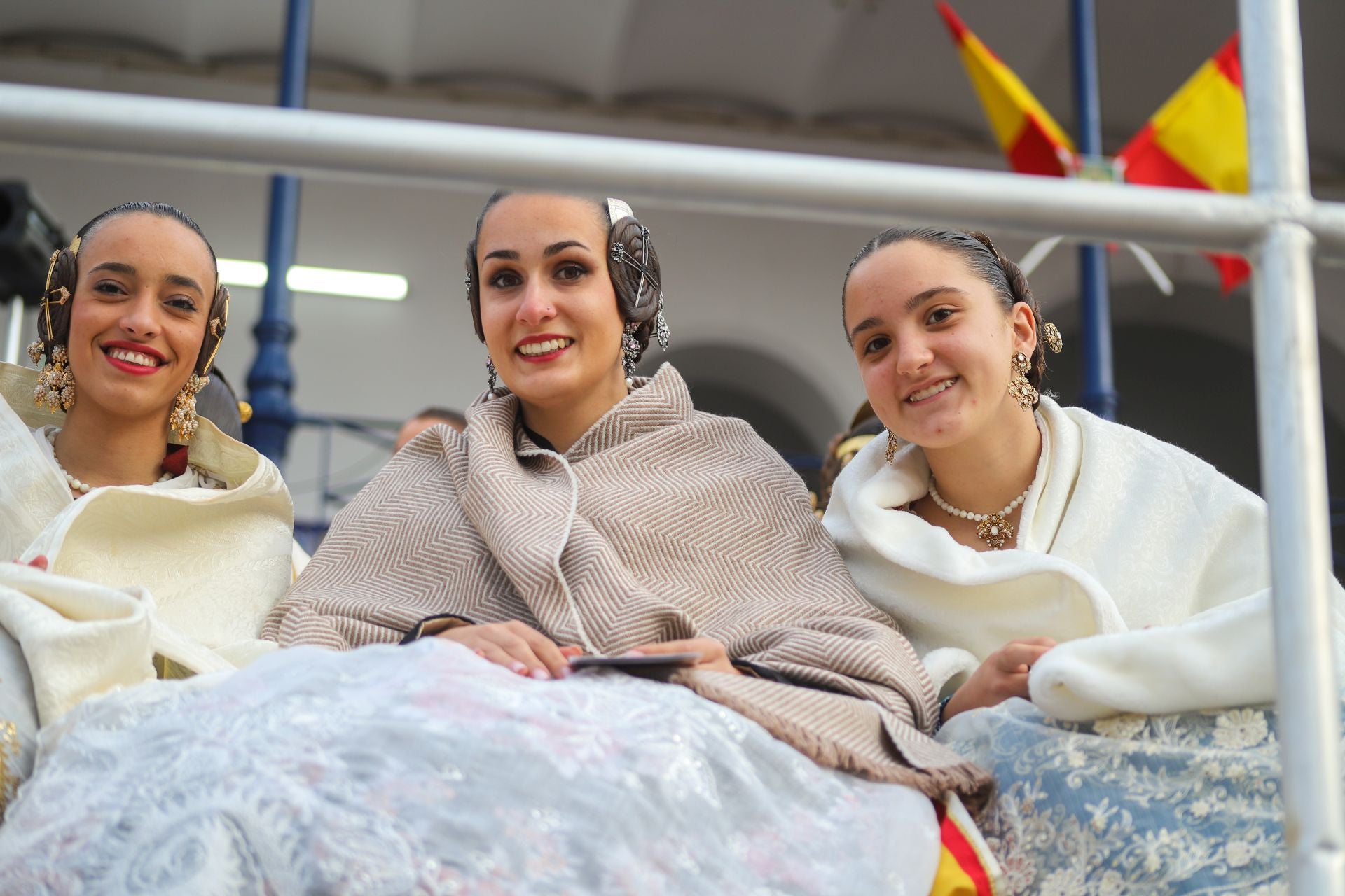 FOTOS | La falla de las Fuerzas Armadas y la Guardia Civil homenajea al pueblo valenciano