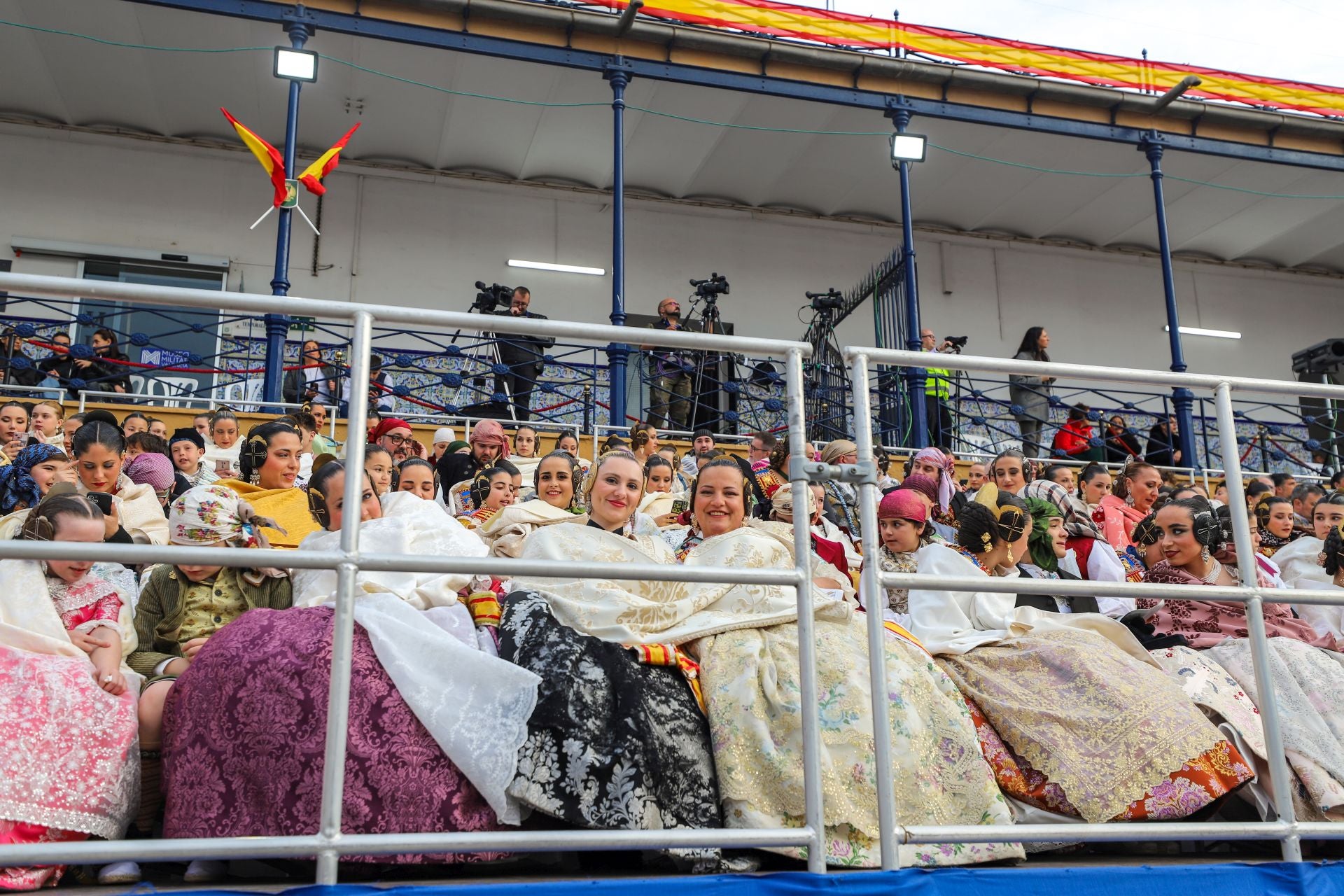 FOTOS | La falla de las Fuerzas Armadas y la Guardia Civil homenajea al pueblo valenciano