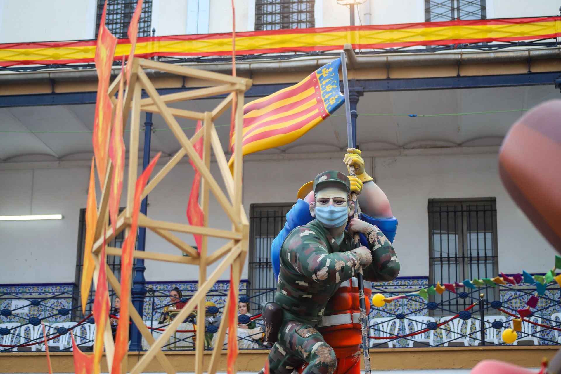 FOTOS | La falla de las Fuerzas Armadas y la Guardia Civil homenajea al pueblo valenciano
