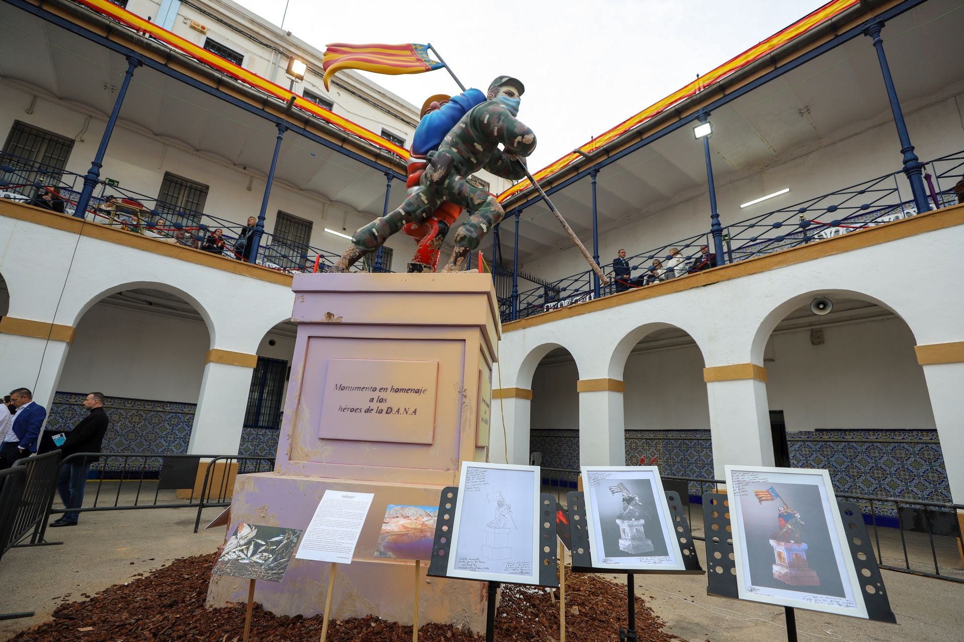 FOTOS | La falla de las Fuerzas Armadas y la Guardia Civil homenajea al pueblo valenciano