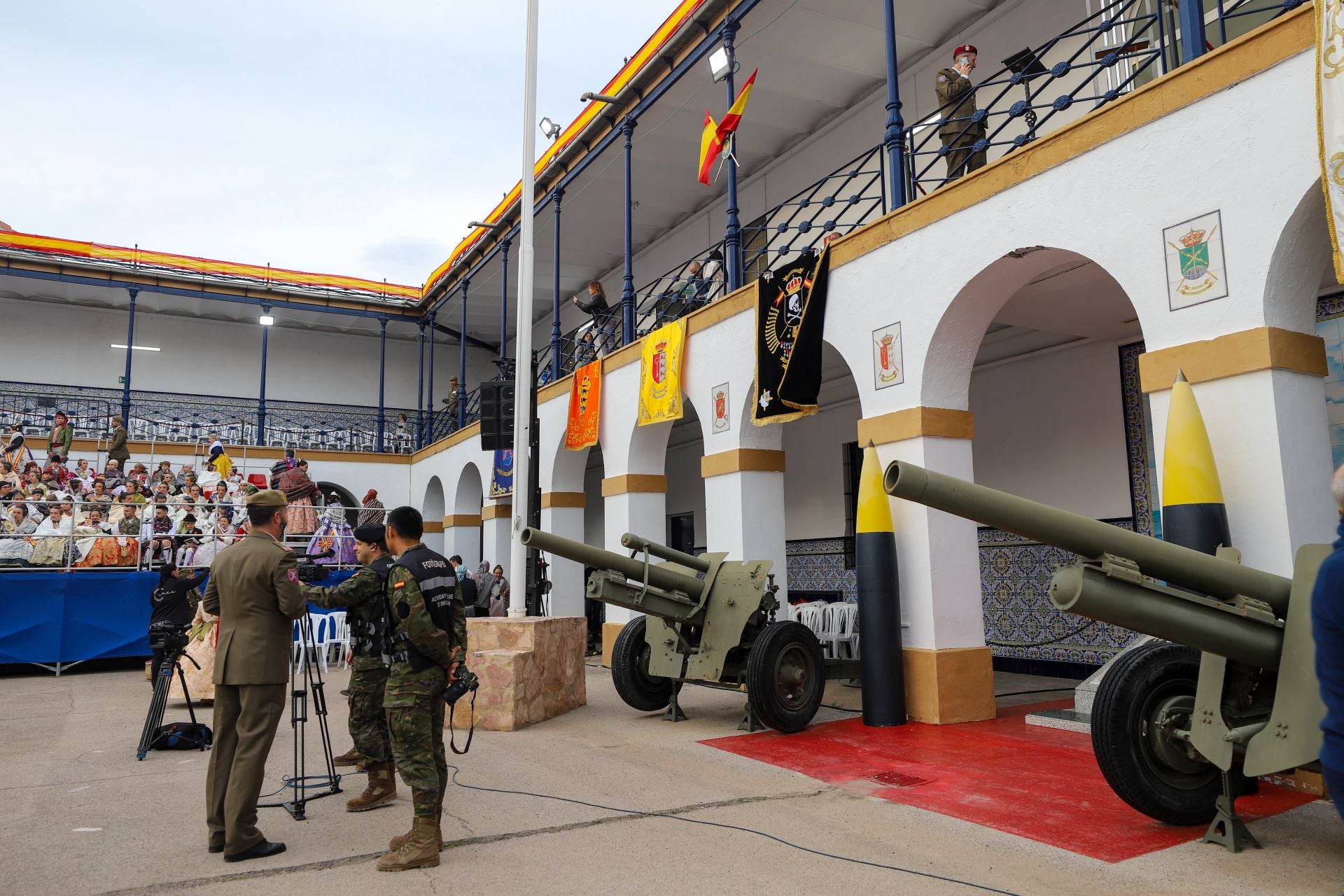 FOTOS | La falla de las Fuerzas Armadas y la Guardia Civil homenajea al pueblo valenciano