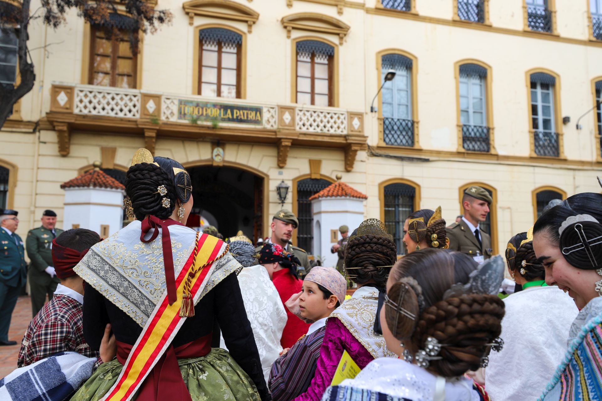 FOTOS | La falla de las Fuerzas Armadas y la Guardia Civil homenajea al pueblo valenciano