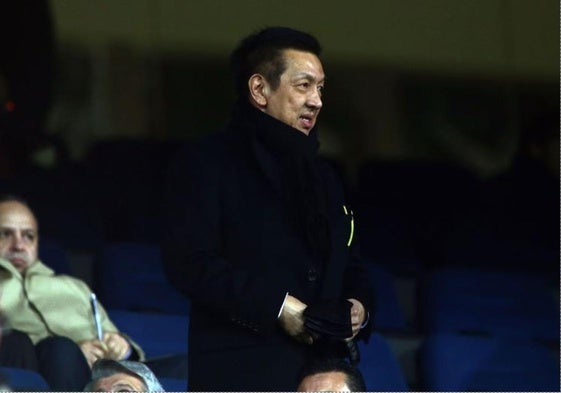 Lim, en un partido en el Vicente Calderón mientras negociaba la compra del Valencia.