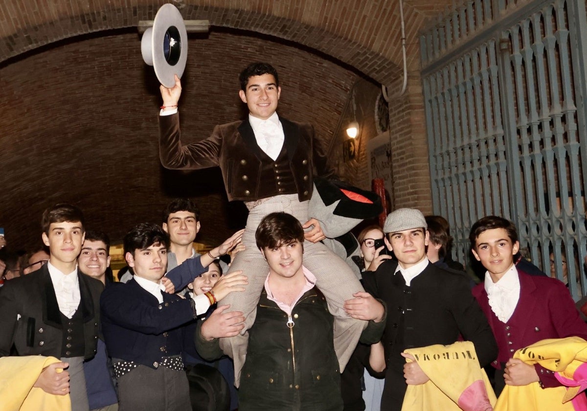 Compañerismo torero. Los chicos de la escuela sacan a hombros a David Gutiérrez.