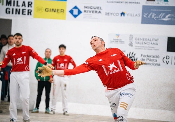 Tomás II golpea este miércoles durante la semifinal de Benissa.