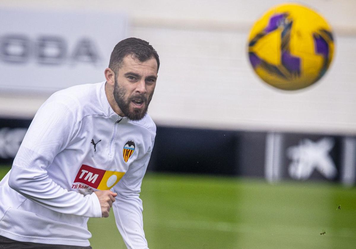 Luis Rioja, en un entrenamiento del Valencia.