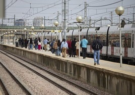 Usuarios en Valencia Sud tras la reapertura de la estación.