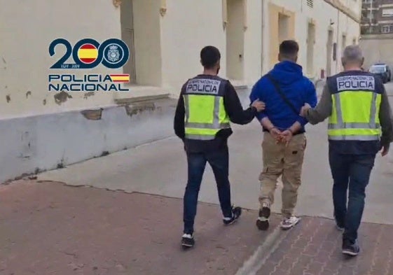 Momento de la detención de uno de los agresores.