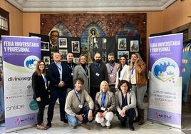 Miembros del equipo directivo y del comité organizador de la feria posan con la cartelería oficial.