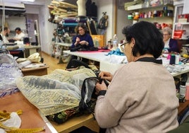 Una costurera en el taller de Álvaro Moliner.