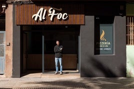 Sergio en su pizzería de Paiporta.