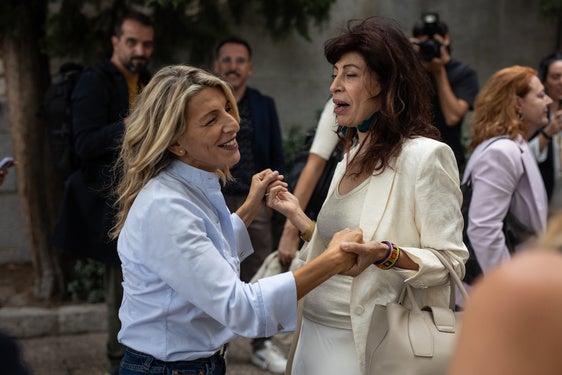 La ministra de Trabajo, Yolanda Díaz (i), saluda a la ministra de Igualdad, Ana Redondo.