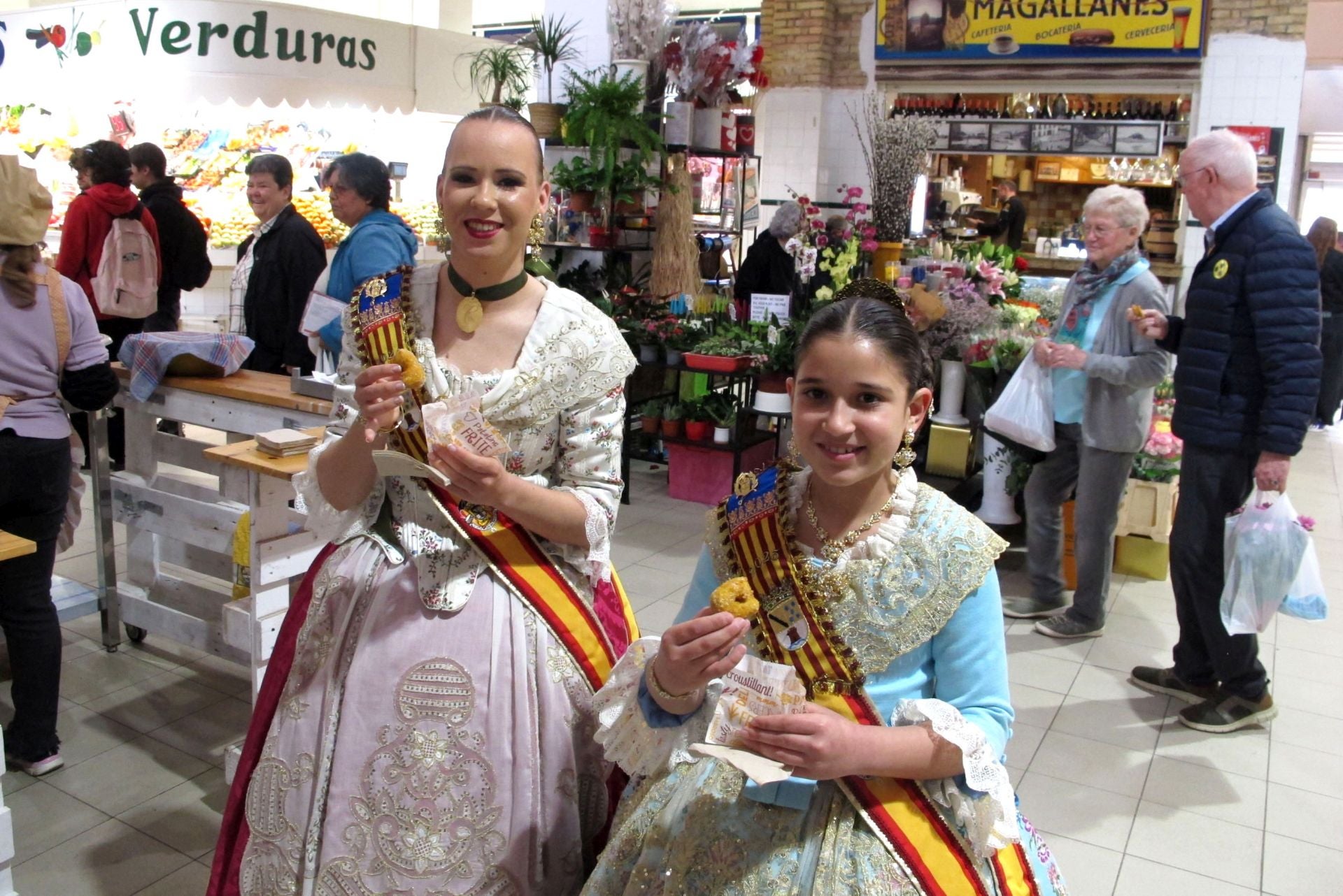 Imagen principal - De los ninots de un taller arrasado por la dana a las visitas de las falleras mayores