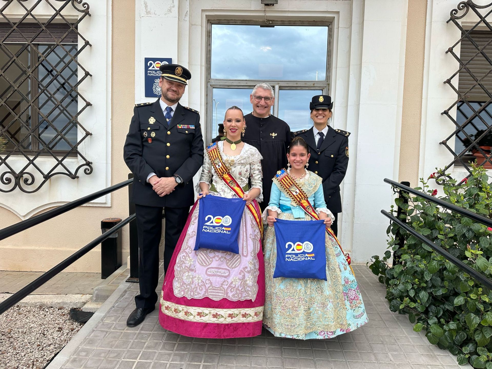 Imagen secundaria 2 - De los ninots de un taller arrasado por la dana a las visitas de las falleras mayores