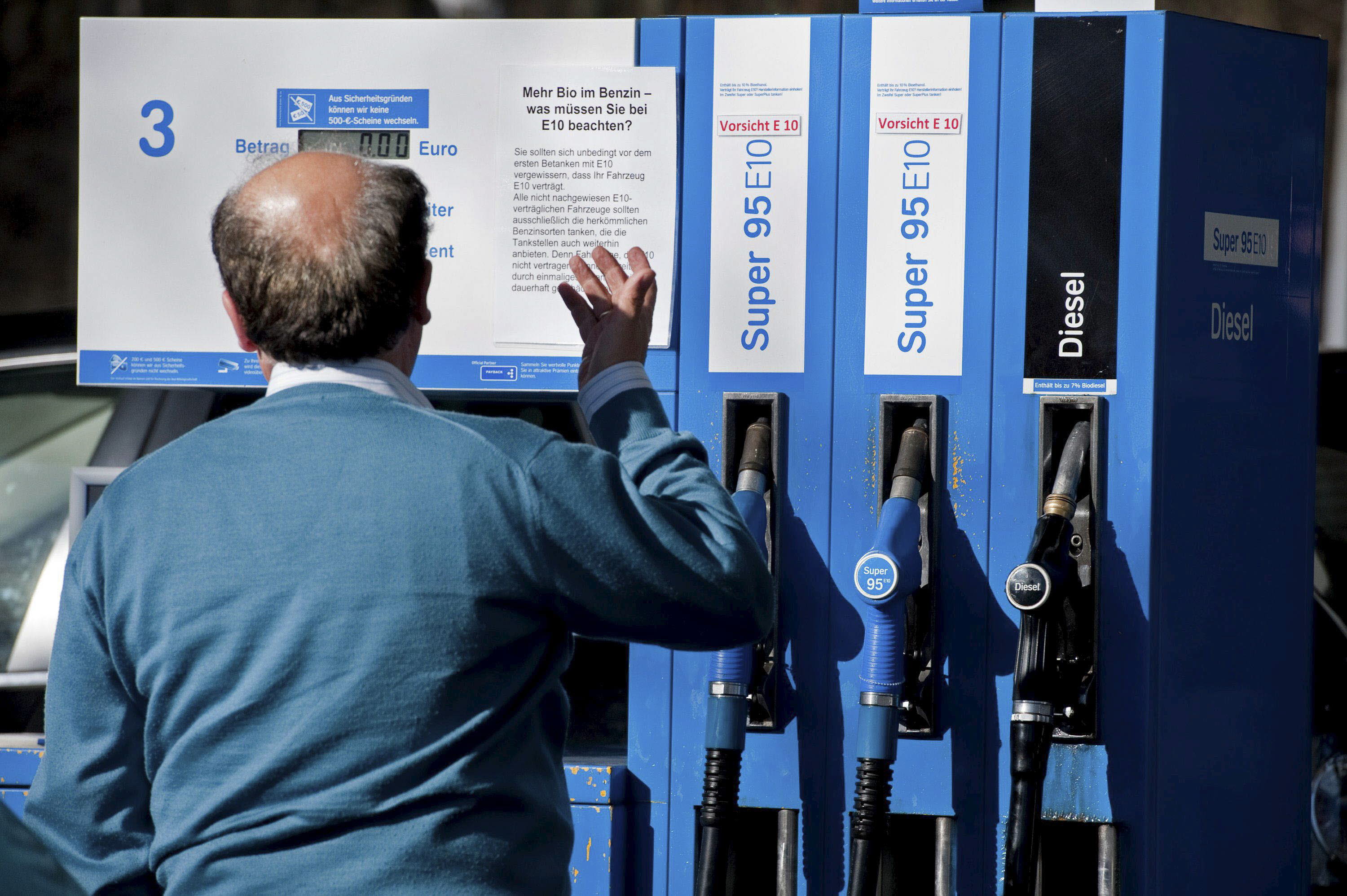 Un hombre reposta gasolina, en una imagen de archivo.